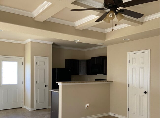 Building Photo - "Spacious 3-Bedroom Condo Oasis with 2.5 Baths in San Antonio – Your Perfect Retreat!"