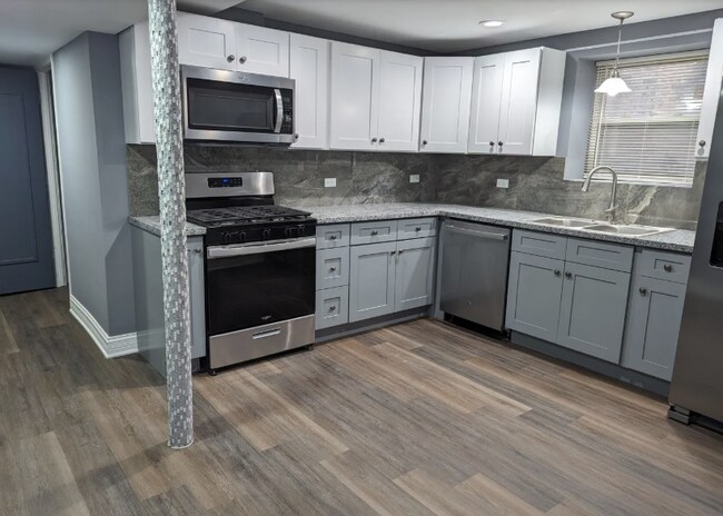 Building Photo - Spacious 3BR Unit in Quiet South Side Buil...