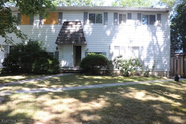 Primary Photo - 370 Lake Shore S