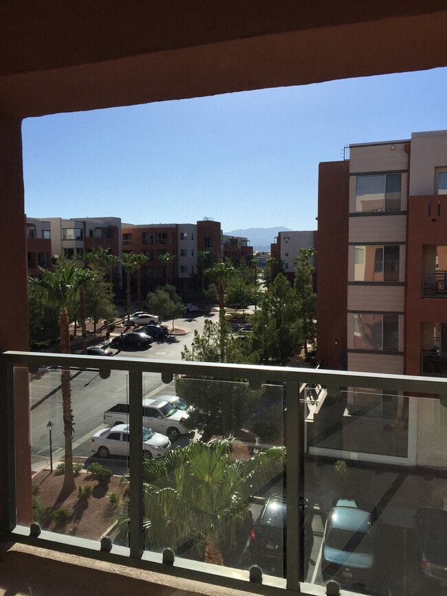 Building Photo - Stunning Top Floor View Condo at Park Avenue!