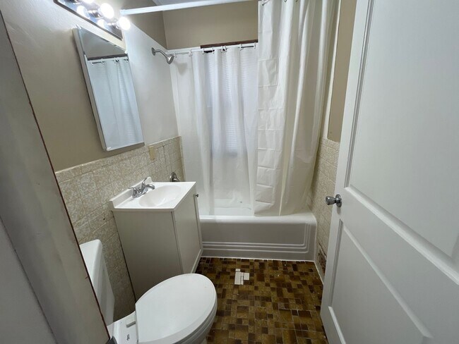 Building Photo - 4 bedroom, 2 bathroom home in the peaceful community of Mahtomedi access to White Bear Lake