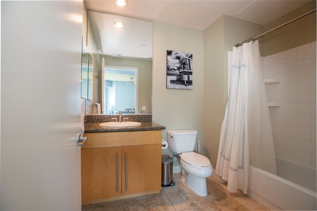 Building Photo - Stylish 2-bedroom 2-bath with Spacious Flo...