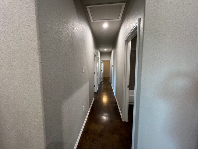 Building Photo - Luxury 3/2 Duplex in Seguin, Texas