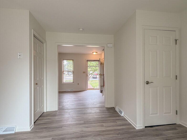 Building Photo - 28 Pheasant Ln