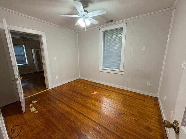 Building Photo - MOVE IN READY