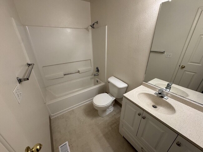 Building Photo - 3 bedroom, 2.5 bath Townhouse