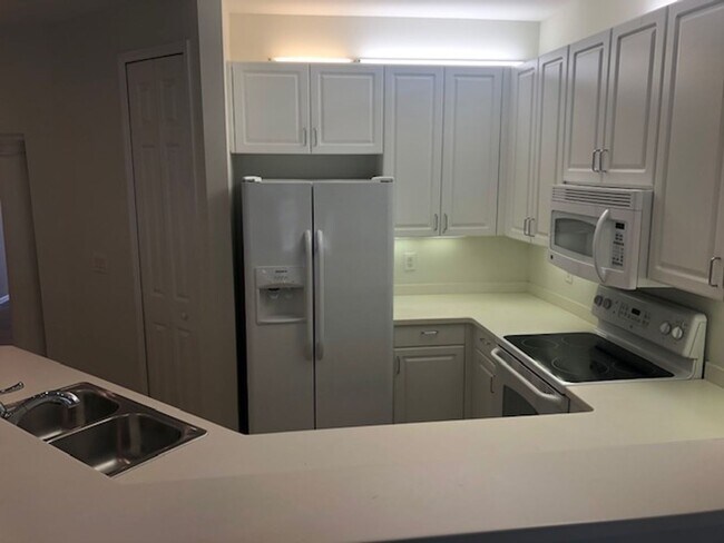 Building Photo - 15250 Riverbend Blvd