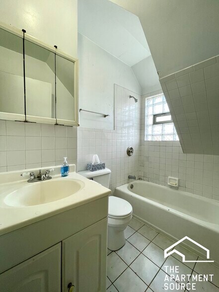 Building Photo - 3434 W Drummond Pl