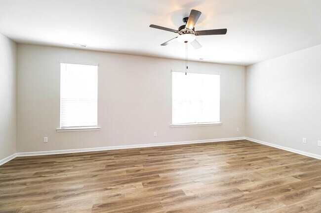 Building Photo - Beautiful 4BR 3.5BA Townhome w/ Full Appliance Kitchen Garage Parking in University