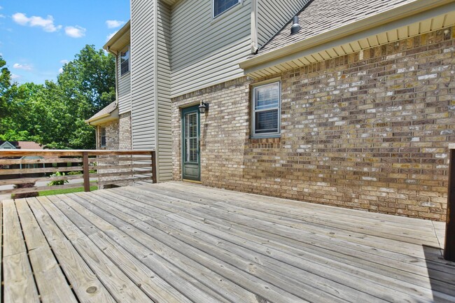 Building Photo - Pet Friendly Three Bedroom!
