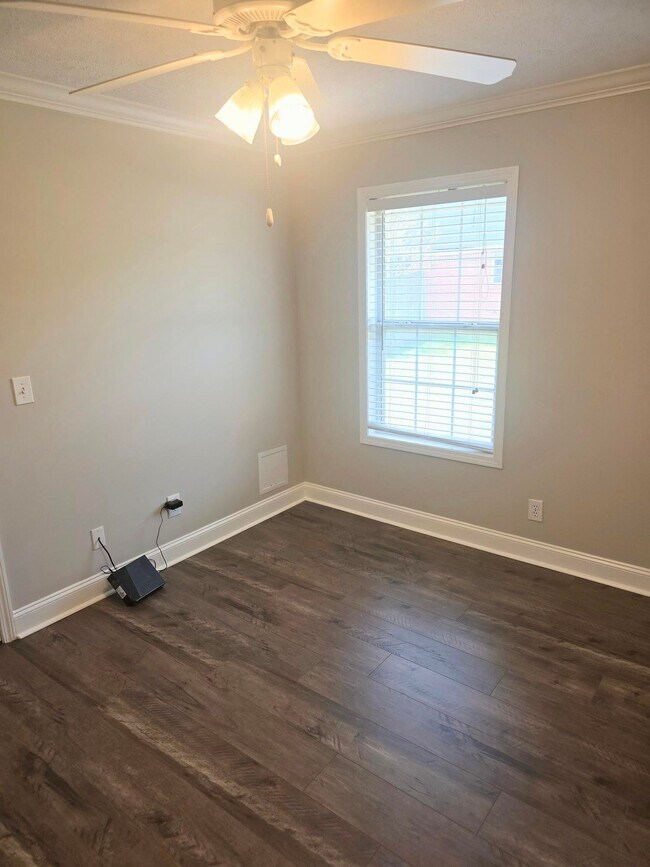 Building Photo - 565 Oakdale Dr