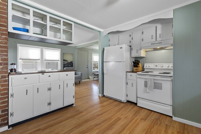 Building Photo - WINTER RENTAL Fully Furnished 2 Bedroom Co...