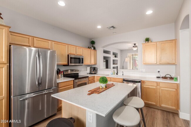 Building Photo - 3725 E Meadowview Dr