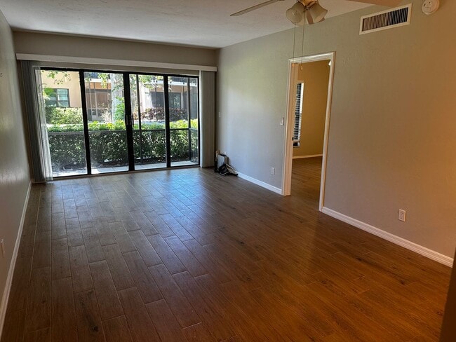 Building Photo - Sharp-Newly Remodeled Ground Floor Condo -...