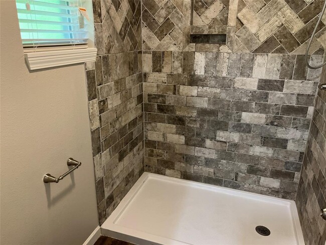 Building Photo - 304 S Shadowbend Dr