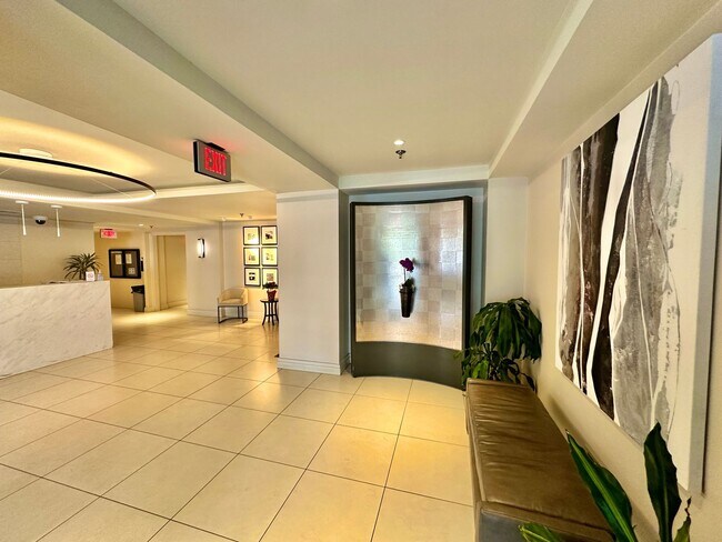 Building Photo - Fantastic 1 Bedroom with Den/Office/Additi...
