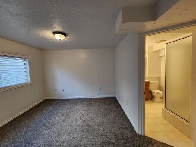 Building Photo - 4 Bd  2.5 Bath Home in West Jordan