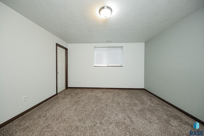 Building Photo - 2714 E Sunburst Dr
