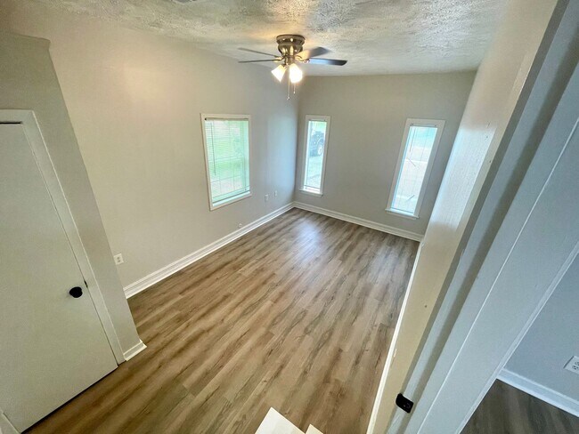 Building Photo - 3/2 For Rent in Brandon 042!