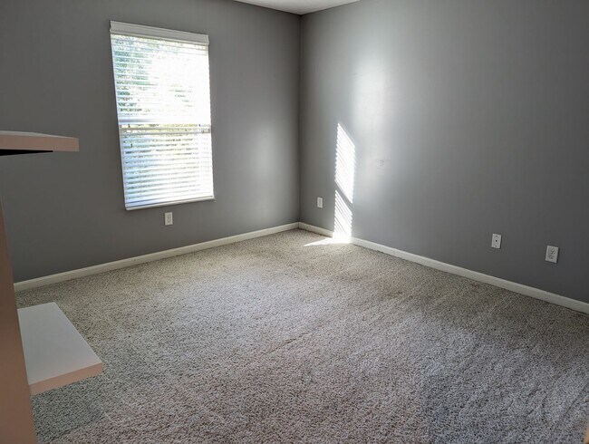 Building Photo - AVAILABLE NOW! Luxurious and Modern 3-4 Be...