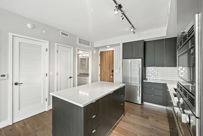 Building Photo - One Month Free For A Lease Start by 8/3! 6...