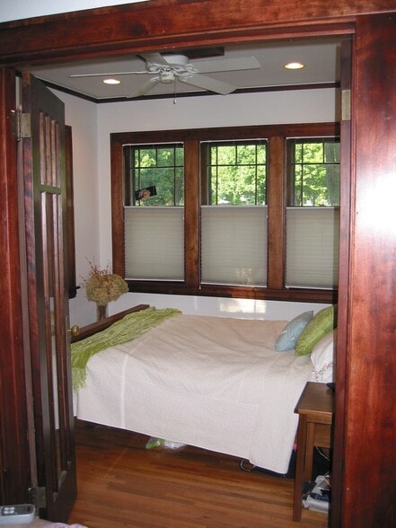 Sunroom 2 - 707 W 44th St