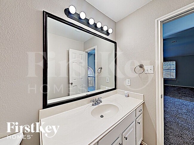 Building Photo - 10805 Middleglen Rd