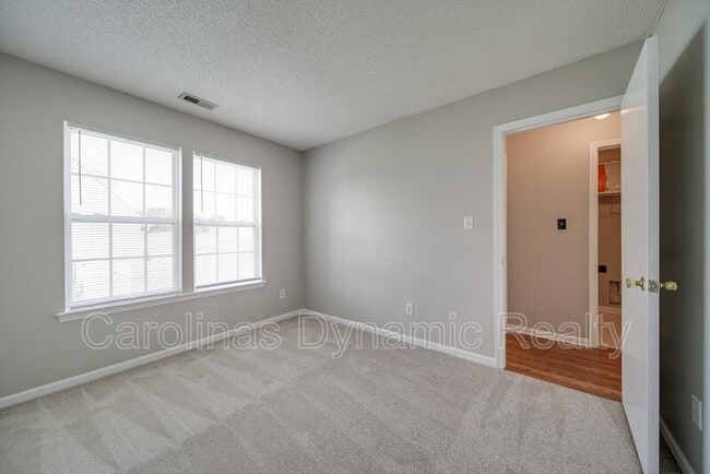 Building Photo - 120 Lantana Dr