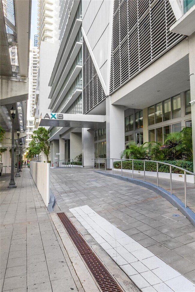 Building Photo - 1111 SW 1st Ave