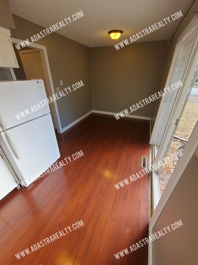 Building Photo - Affordable Olathe Townhome-Showing NOW!!