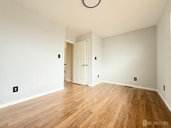 Building Photo - 17 Florida Grove Rd