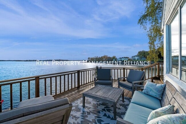 Primary Photo - 19 Bayview Ave