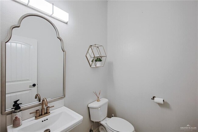 Building Photo - 20 South Dr