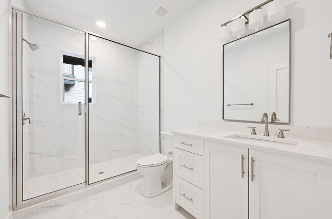 Building Photo - Top of the line House in West Campus for A...