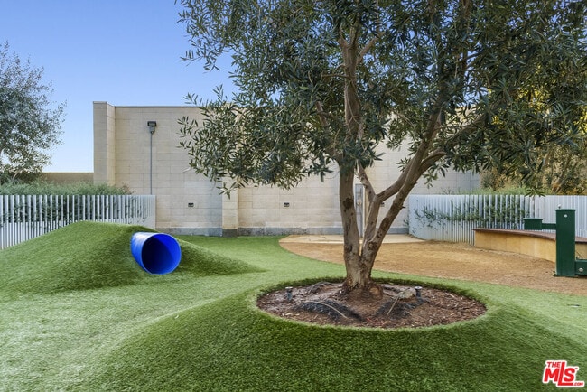 Building Photo - 877 Francisco St