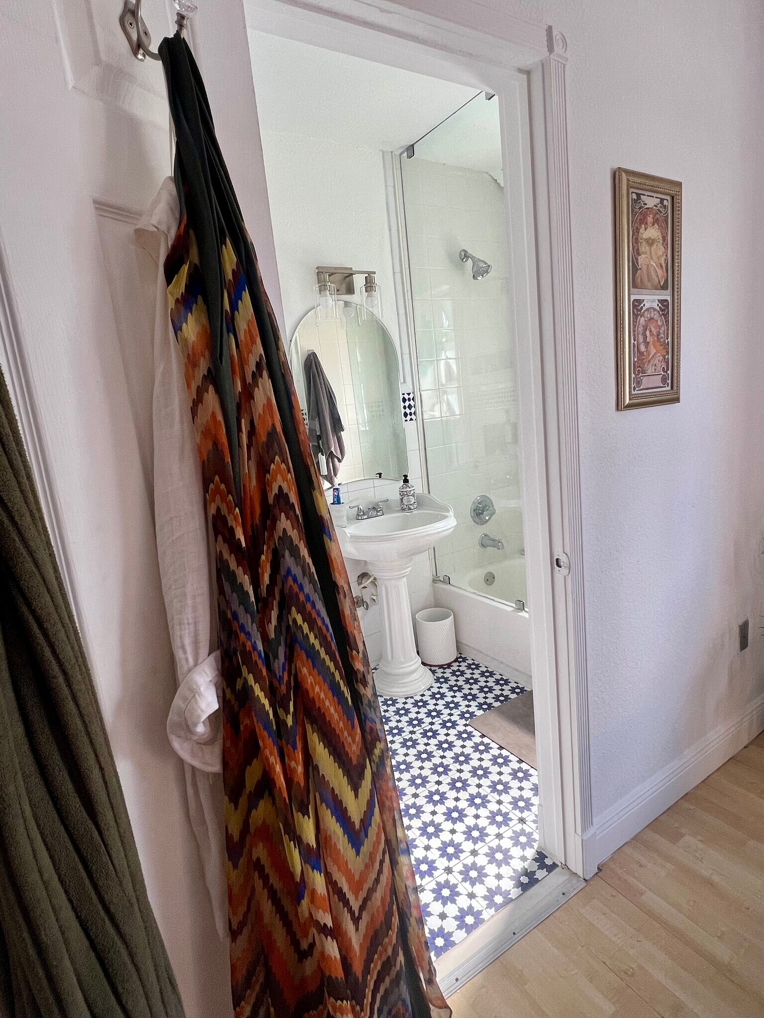 Bathroom with tub/shower - 901 Euclid Ave