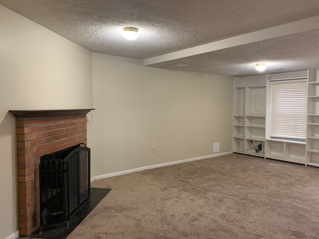 Building Photo - Spacious 3 Level Townhouse Backs to Trees