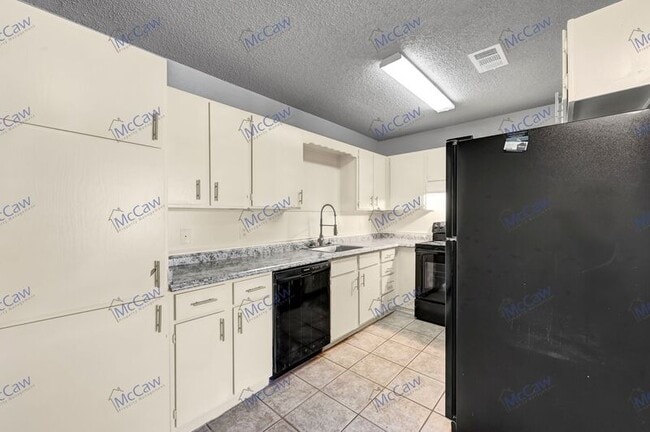 Building Photo - 409 Rockcrest Dr