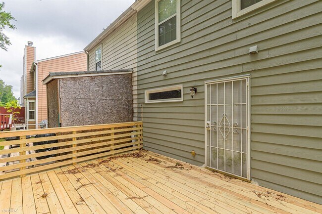 Building Photo - 3 br, 2.5 bath Townhome - 5895 Hampton Court