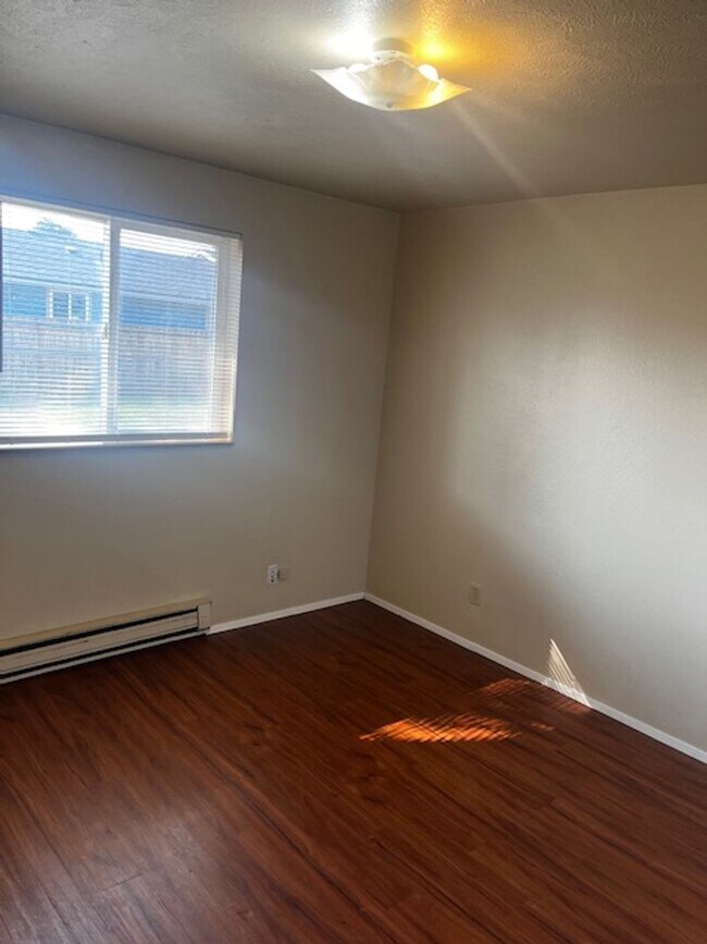 Building Photo - MP149 - 1014-1016 E Crown Ave