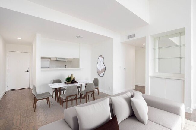 Building Photo - 1616 N Serrano Ave