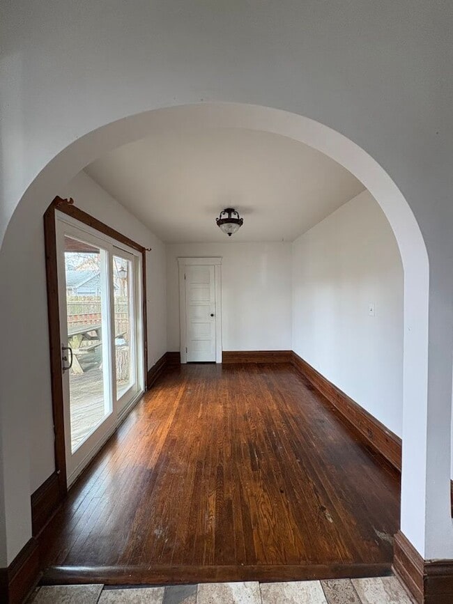 Building Photo - Large 4 bedrooms 2 full bathroom home for rent