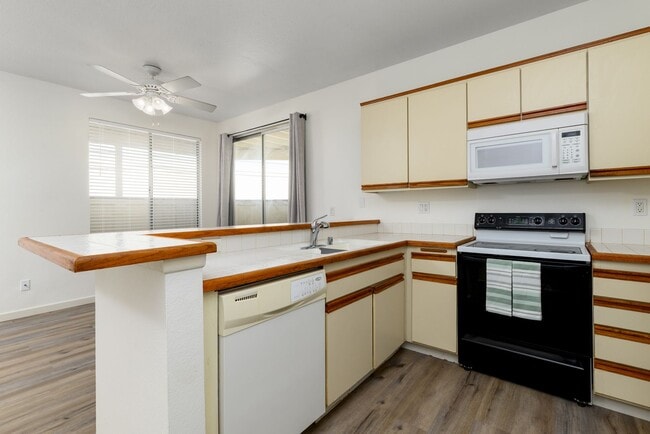 Building Photo - Camelot Community Downstairs 2 Bedroom Con...