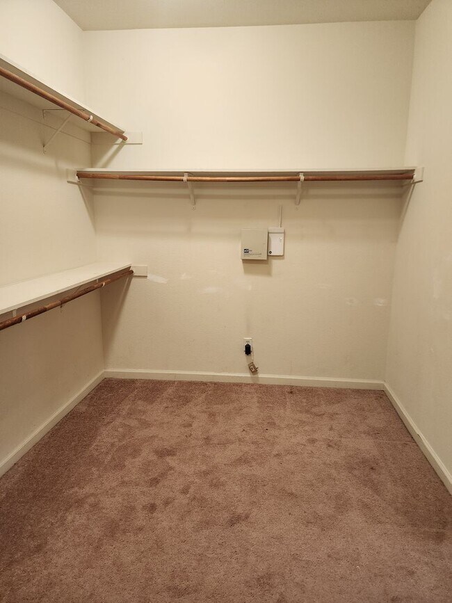 Building Photo - 5 Bedroom 3 Bathroom with 3 car Garage in the Sylvan School District