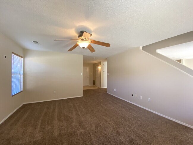 Building Photo - COMMUNITY POOL - LARGE 4 BEDROOM - Master Upstairs