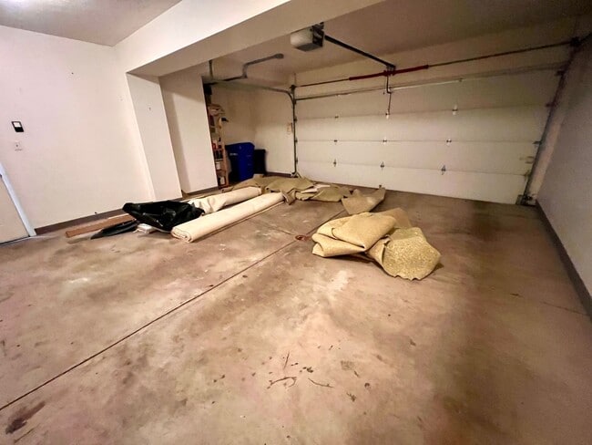 Building Photo - Beautiful Townhome - 3 bedroom 2.5 bath - Must see!