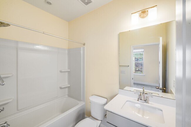 Building Photo - 2BR Townhome w/ 2 En-Suite Baths + Garage in 28208