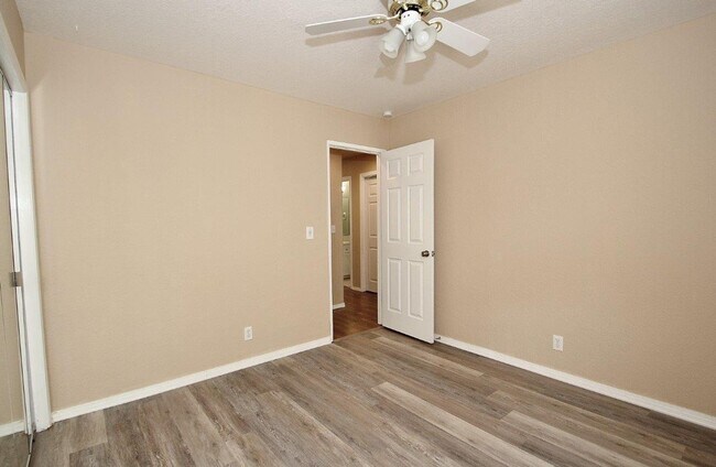 Building Photo - Clean & Move-In Ready Single-Level Home