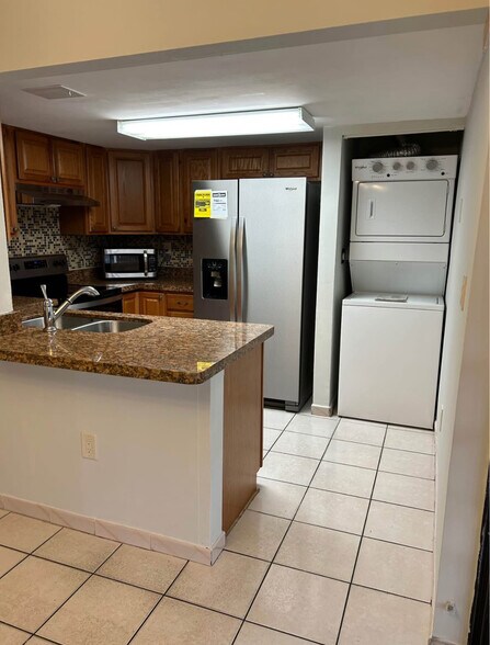 Kitchen - 495 W Park Dr