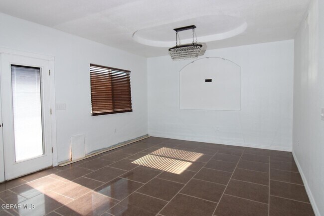 Building Photo - 561 Agua De Mar